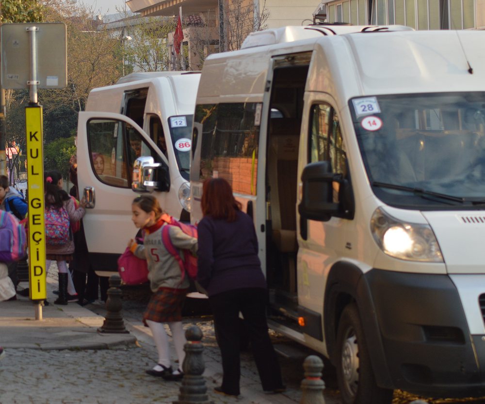 Öğrencilerin servis aracına hostes eşliğinde binişi