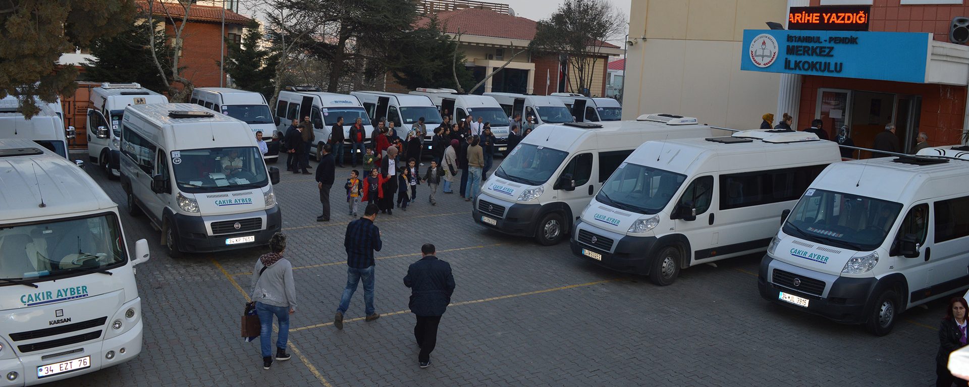Çakır Ayber servis filosu okul bahçesinde